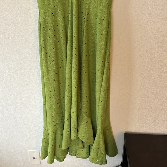 Maggy London V-Neck Empire Flare Midi Dress - Picture 7 of 11